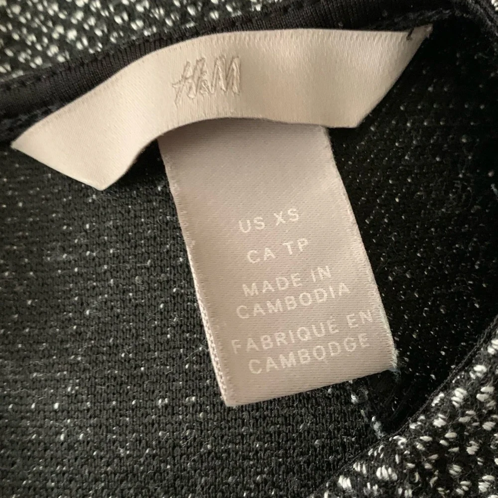 NWOT H&M DRESS. SIZE XS - Picture 3 of 3